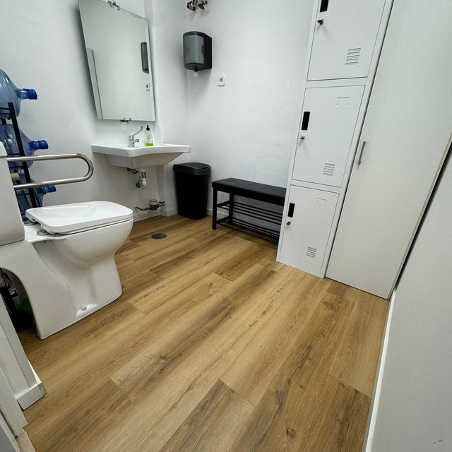 Baño y vestuario del centro FIT 24x7