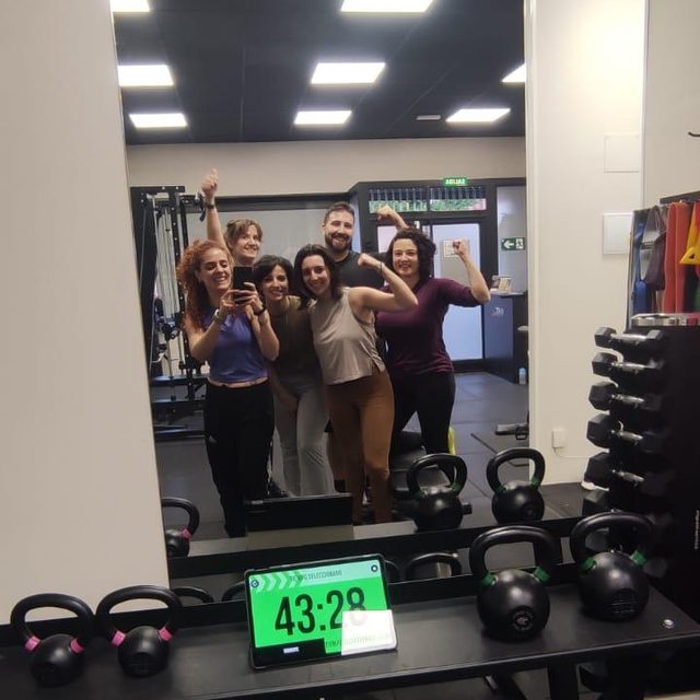 Clase grupal de entrenamiento en el estudio FIT 24x7