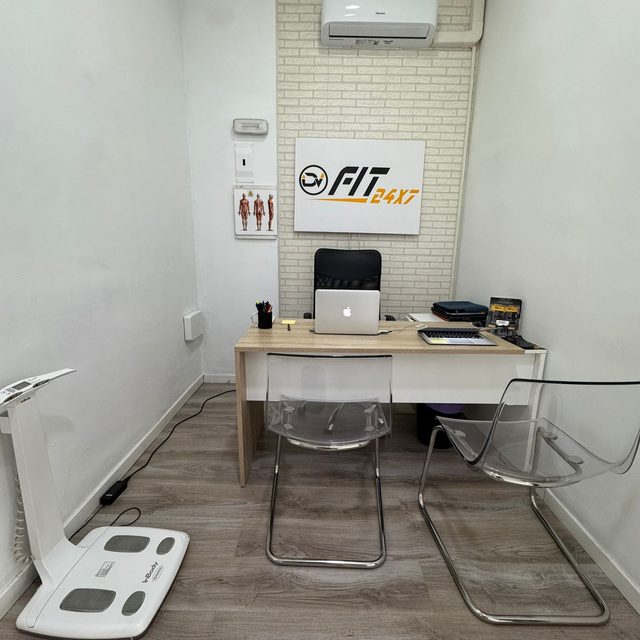 Consulta de revisión presencial con báscula de bioimpedancia en FIT 24x7