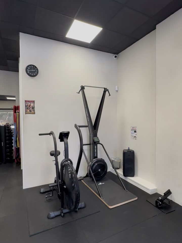 Sala privada de entrenamiento FIT 24x7: zona de cardio y remo
