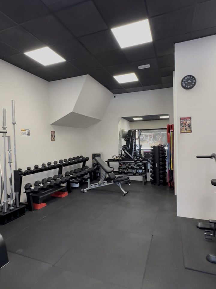Sala privada FIT 24x7: mancuernas y bancos