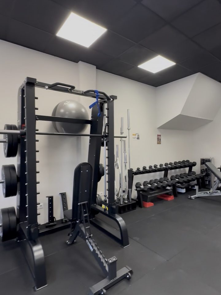 Sala privada FIT 24x7: jaula de sentadilla y peso libre